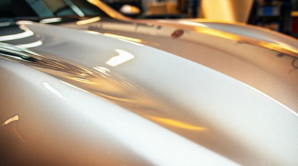 Film brillant sur carrosserie : avantages et effets sur la peinture